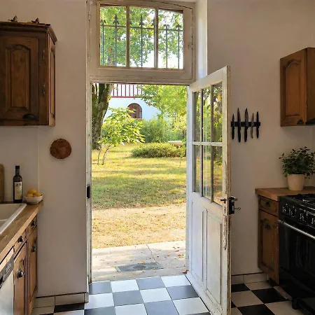 Elegant House & Surrounding,park, Walk To Town Centre 别墅 *