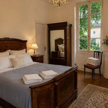 Elegant House & Surrounding,park, Walk To Town Centre Villa
